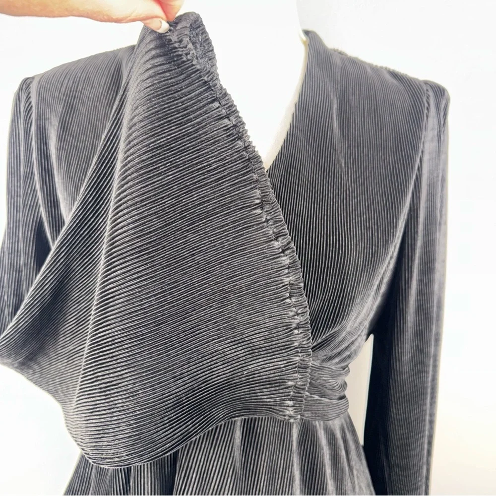 ASTR The Label Medium Black Top Blouse Long Sleeve Pleated‎ Boho Chic Whimsigoth